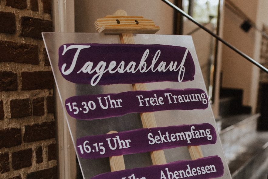 Ein Tagesablauf auf einer Acrylplatte steht aber einer Staffelei bereit 